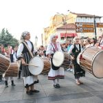 Со дефиле по Широк Сокак и со изведба на Комитското, по 53 пат вчера светскиот фолклор се славеше на Илинденски денови во Битола